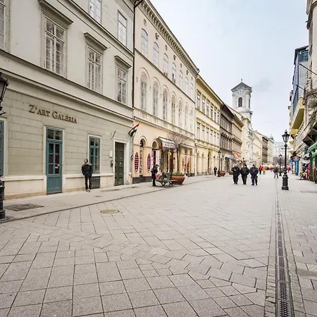 Pyvo Street With Balcony Near The Danube Budapeszt