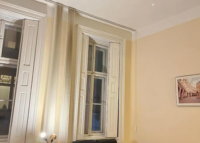 Pyvo Street Home With Balcony Near The Danube