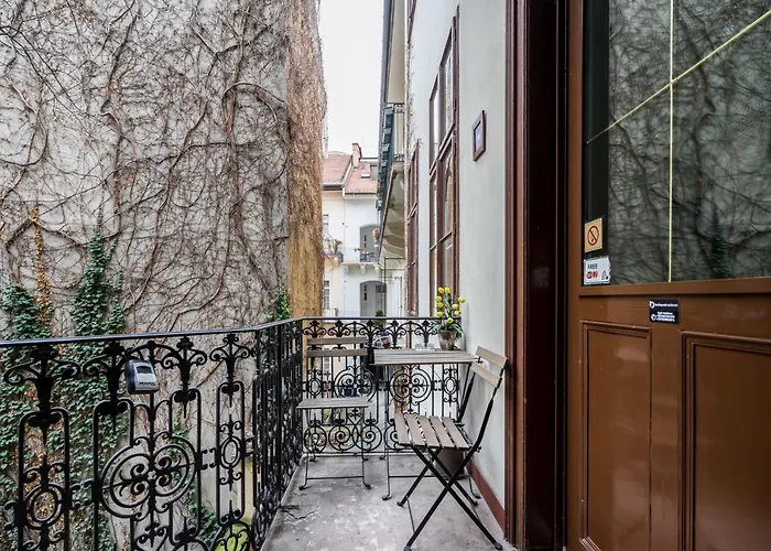 Pyvo Street Home With Balcony Near The Danube