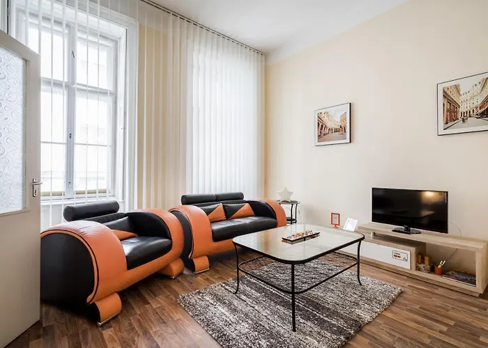 Pyvo Street Home With Balcony Near The Danube *
