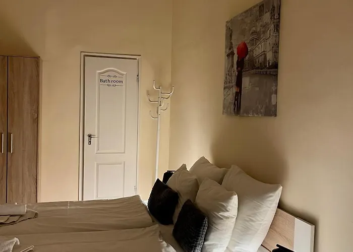 Pyvo Street Home With Balcony Near The Danube 아파트 *